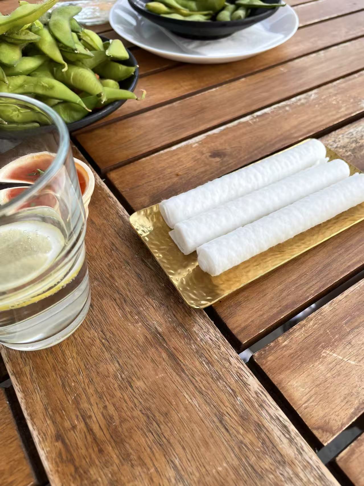 CalmConcept® Einweg-Handtuchrolle 23M, aus 100 % natürliche Pflanzenfasern, 3D-Perlentextur, weich, fusselfrei, biologisch abbaubar, für Trocken- & Nassanwendung, für Warmtuchspender Modell A